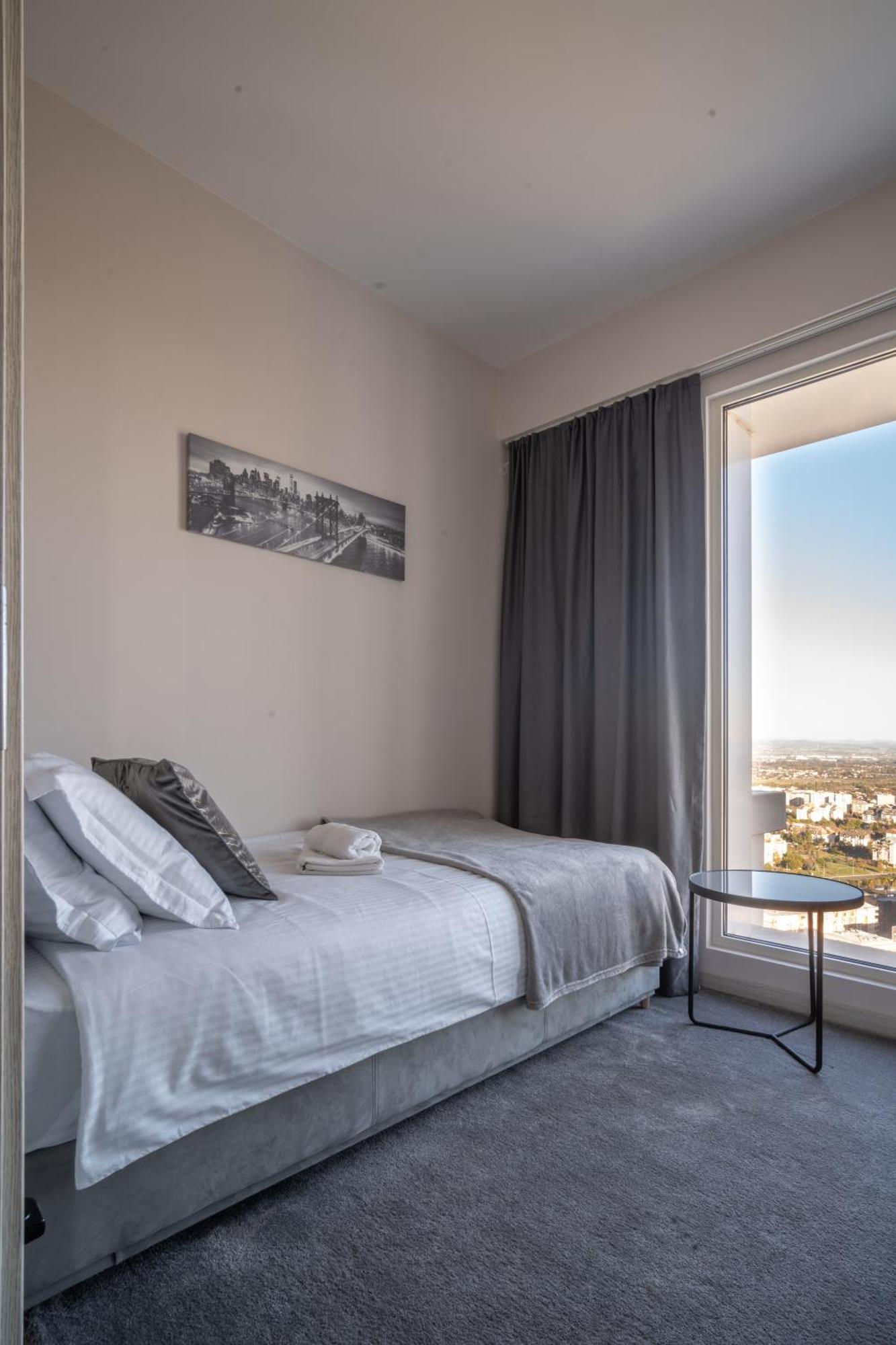 Apartment Sunrise Sky Lux Apartment, 33rd Floor, Pool And Fitness Included *